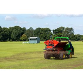 Nisipator topdressing cu disc Redexim model Rink DS800 purtat