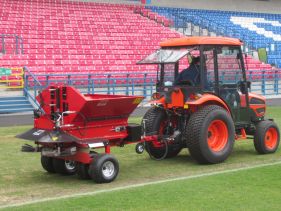 Nisipator topdressing cu disc Redexim model Rink DS550 tractat