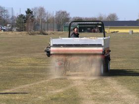 Nisipator topdressing cu perii Redexim model Rink 1205 purtat