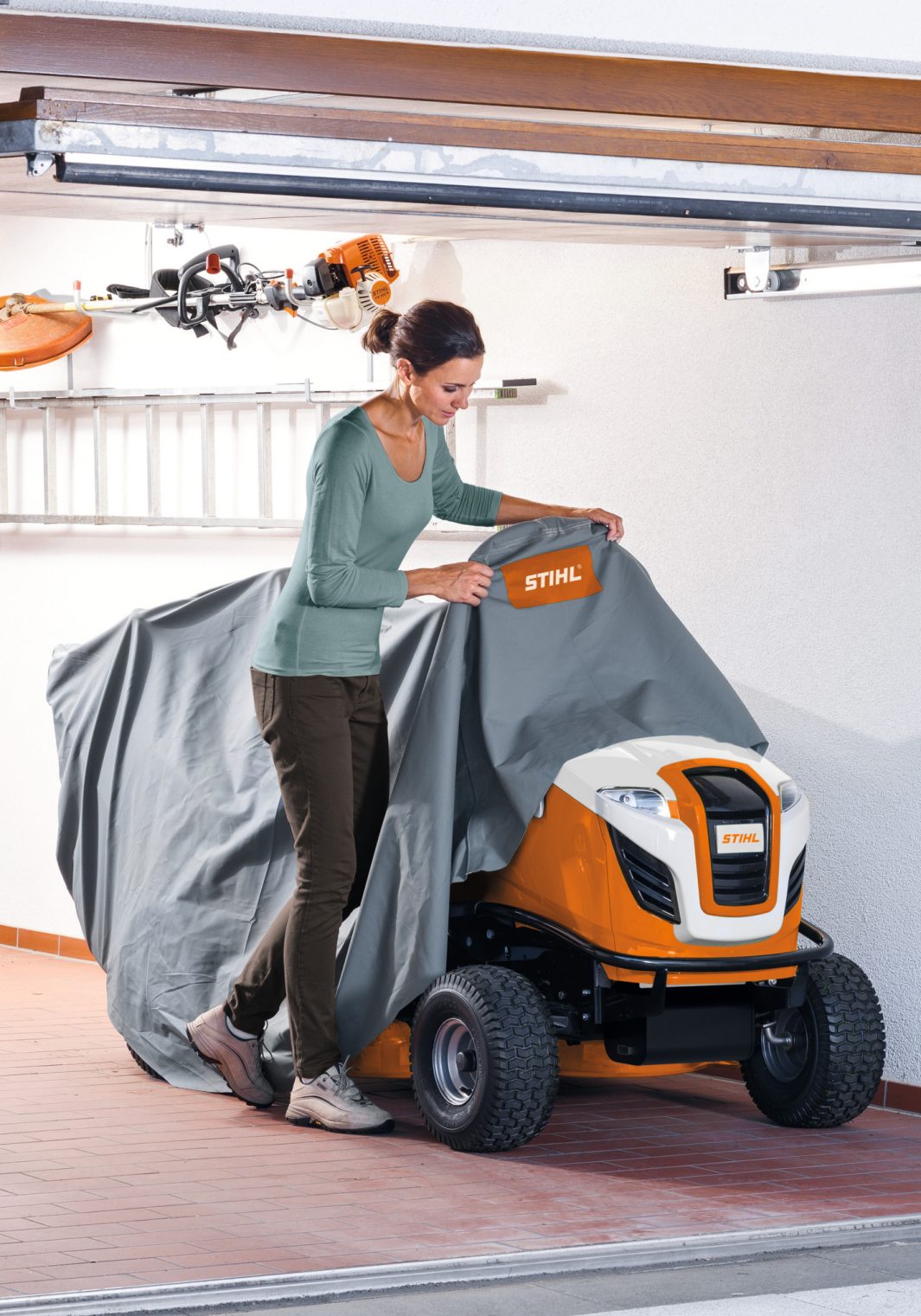 Imagine pentru HUSA STIHL AAH 300 pentru tractoras de gazon seria 5 si seria 6