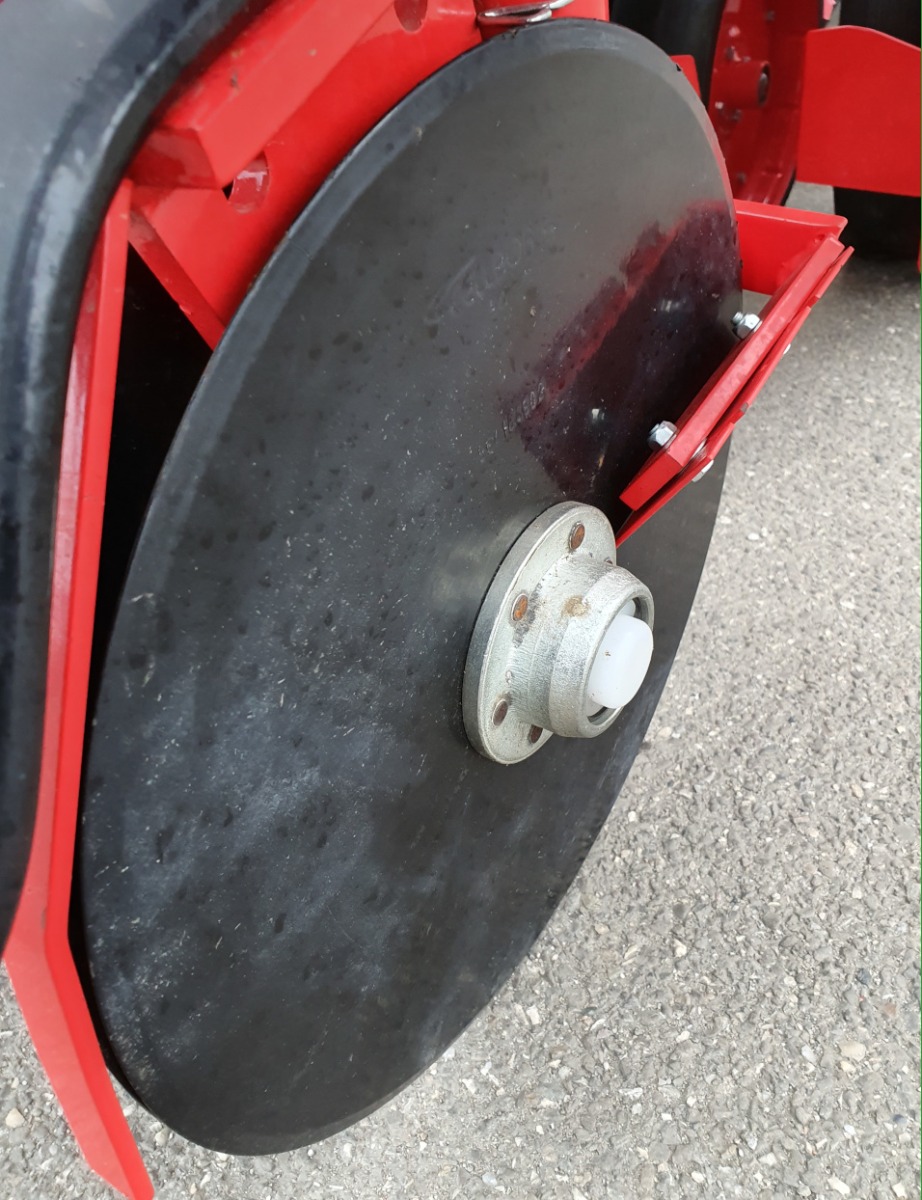 Imagine pentru Semanatoare pneumatica pentru porumb si plante prasitoare semitelescopica Bufer 6 randuri, buncar fertilizare jumbo de inox 1000 litri,  dublu disc la semanare si  fertilizare 