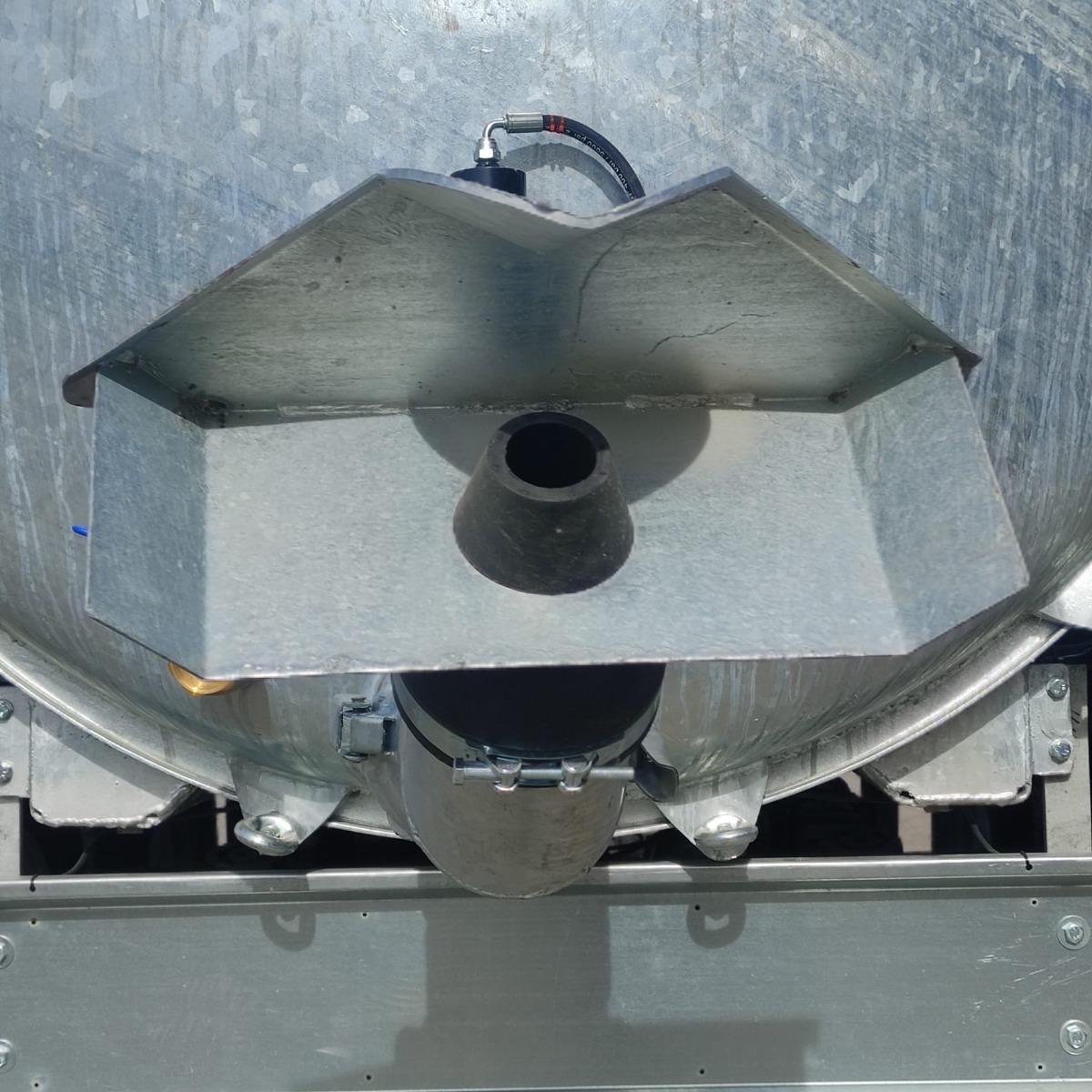 Imagine pentru Vidanja IMUM, 11200 litri, galvanizata, monoax, model IST,  franare pneumatica, cu sistem suplimentar de stins incendii si furtun de pompieri