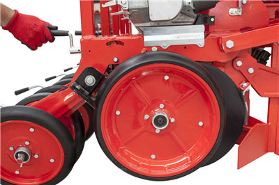 Vasele de inox pentru fertilizare au un mare avantaj datorita protectiei sporite impotriva coroziunii chimice a fertilizatorilor, marind durata de viata a semanatorii. Vasele de inox pentru fertilizare au un mare avantaj datorita protectiei sporite impotriva coroziunii chimice a fertilizatorilor, marind durata de viata a semanatorii.