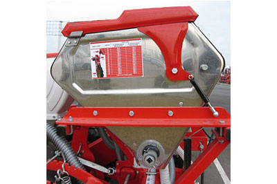 Vasele de inox pentru fertilizare au un mare avantaj datorita protectiei sporite impotriva coroziunii chimice a fertilizatorilor, marind durata de viata a semanatorii. Vasele de inox pentru fertilizare au un mare avantaj datorita protectiei sporite impotriva coroziunii chimice a fertilizatorilor, marind durata de viata a semanatorii.